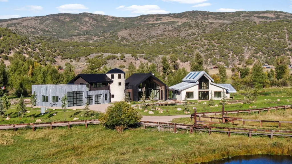 exterior color trends Utah, home exterior colors Utah, modern Utah homes, curb appeal Utah, Paramount Peaks